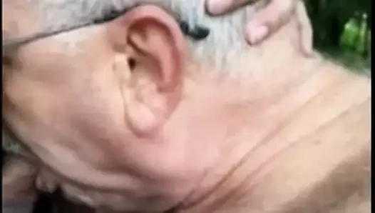 Büyükbaba ormanda emmek