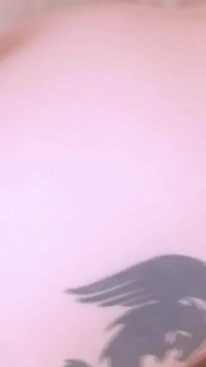 Волнующий момент из "Юная эксгибиционистка ищет парней для траха в торговом центре"