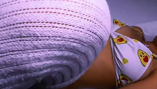 Öğrenci, arzunun kontrol edilemez olduğu üvey annesini dairesine götürdü.