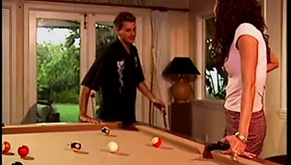 Genç bebek ile küçük memeler sürmek horoz için yapışkan yüz