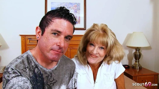 Uygun anneanne kam ray ile büyük memeler ayartmak için sikme tarafından genç adam