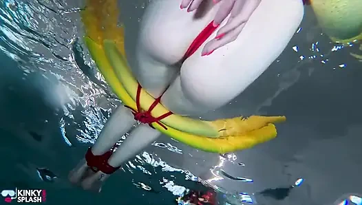 Bratty Lucy'nin ıslak cezası: ip, kıskaç ve erişte