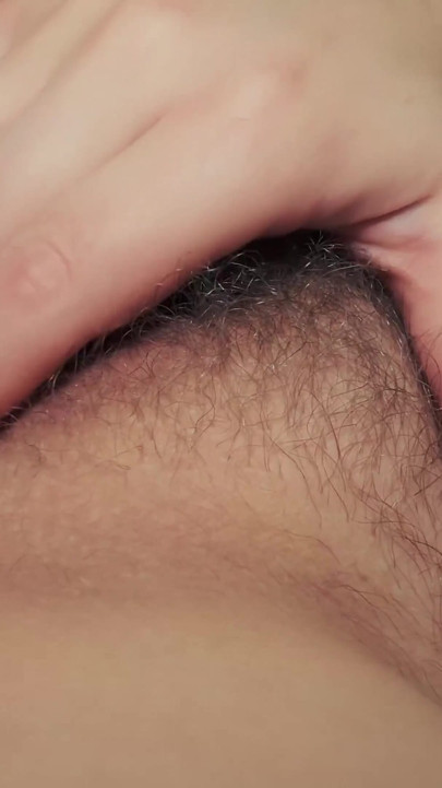 Orta yaşlı seksi kadın vücudumla yatakta tek başıma oynuyorum. Yatakta mastürbasyona bayılıyorum | Klip 1