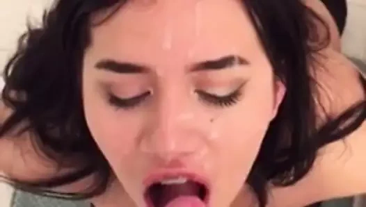 Yüzüne boşalmak (dizlerinin üzerinde oral seks vererek)