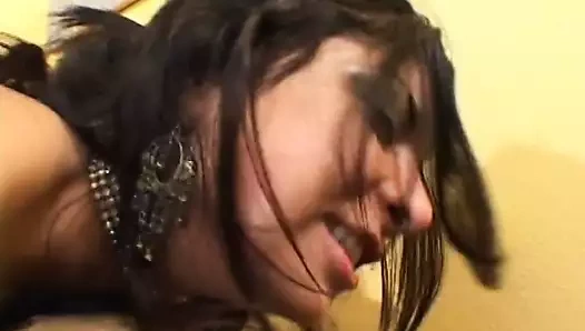 Uzun saçlı Damızlık sikini emdi sonra orospu pisliğini sikikleri