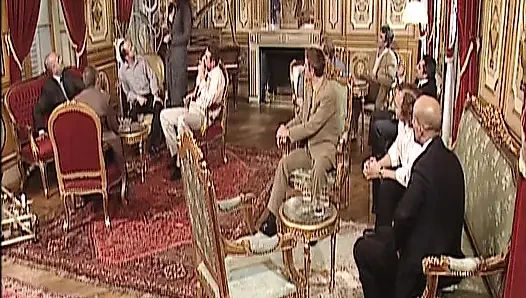 Dövmeli esmer Alman genç erkek avcısı nostaljik anal sikiliyor