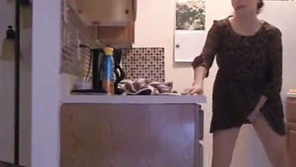 Sıcak üvey anne dalga geçiyor ve mastürbasyon içinde mutfak