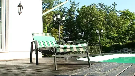 Ateşli ve seksi sarışın orta yaşlı seksi kadın için havuzda göt sikişi