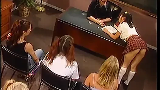 Büyük yaraklı adam amlarını yarakla sikmeden önce iki sürtük tarafından emiliyor