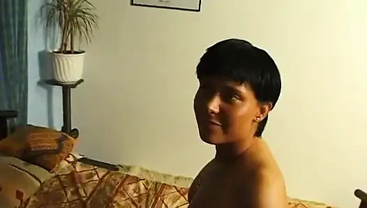 Esmer sürtük harika bir sakso çekmeden önce mastürbasyon yapıyor
