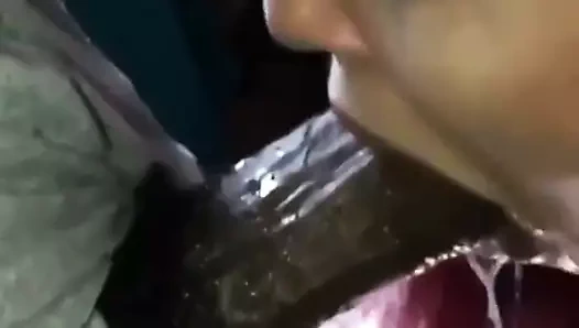 elle tente d'elargir sa gorge