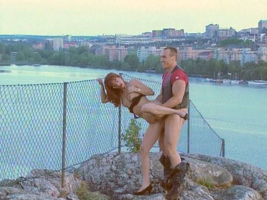 Eva Falk, nehirde ıslak