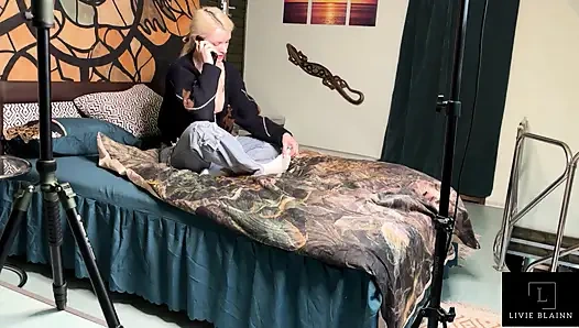 Üvey anne üvey kızına yarak almayı gösteriyor