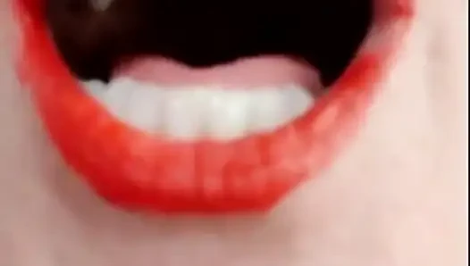 Ağız turu ile kırmızı ruj
