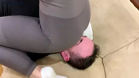 Tam ağırlık, elastanlı yoga pantolonunda oturan yüzü görmezden geliyor