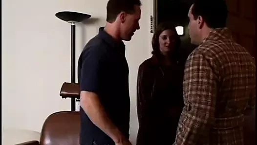 Genç esmer iki şanslı arkadaştan güzel bir dp alır