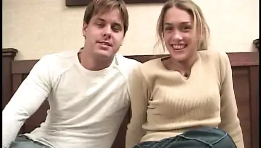 Küçük memeli esmer sert bir horoz yukarı onu kedi zevk