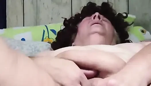 Büyük yarak kafanla yatakta vahşi sürtük