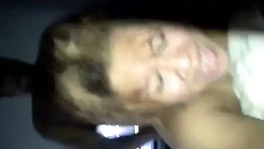 Karısı acı surat yapıyor ve sızlanıyor