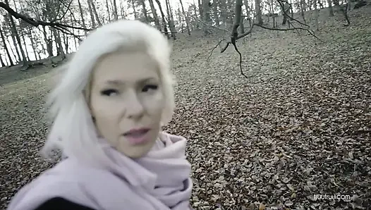 Tinder'dan rastgele adamla yürüyüşte riskli halka açık sikiş