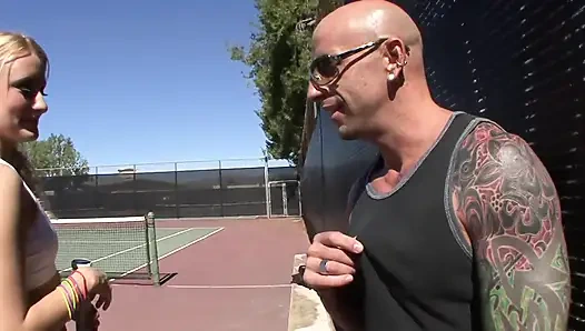 Meme uçları pirsingli sevimli genç kız amını siktiriyor