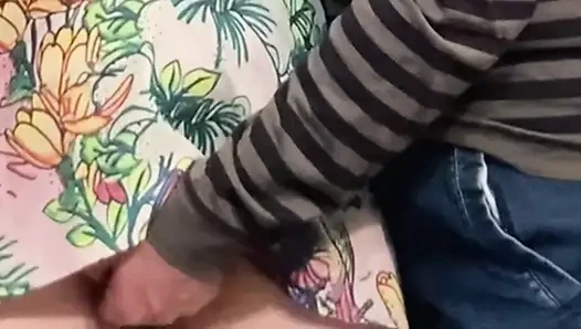 Questa ragazza mi ha permesso di strofinarmi la figa in pubblico