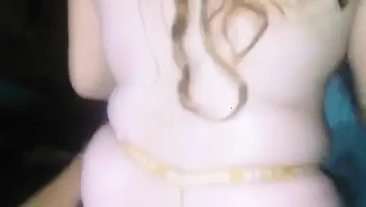 Kız arkadaşımı geceleri yanında sarı ipiyle ayakta sikiyorum