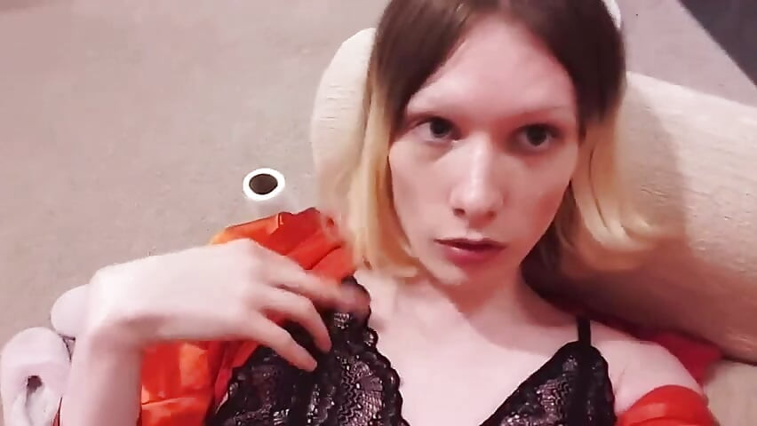 Travesti kendini sikiyor