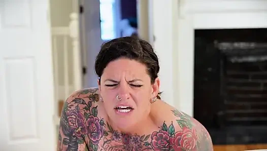 Carrie capri makineyle domalarak sikiliyor ve sert boşalıyor!