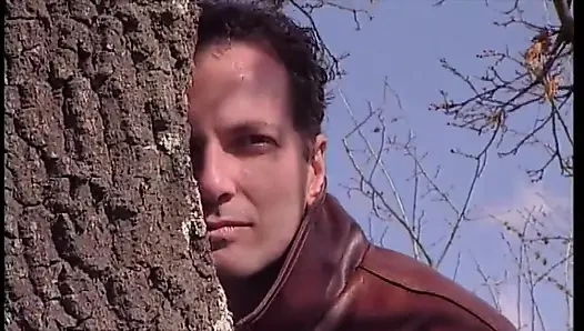 Bu İtalyan Sürtük Üç Avcının Sikini Emiyor Ve Alıyor