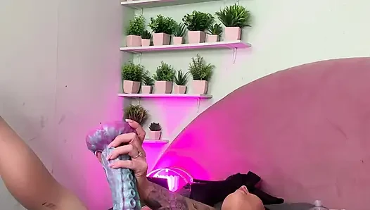 Büyük ahtapot fantezi dildo sikişi