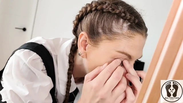 Üniversite üniformalı godess orta yaşlı seksi kadın duş alıyor ve mastürbasyon yapıyor