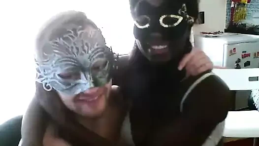 öpüşme ve emme onun siyah hanımları göğüsleri