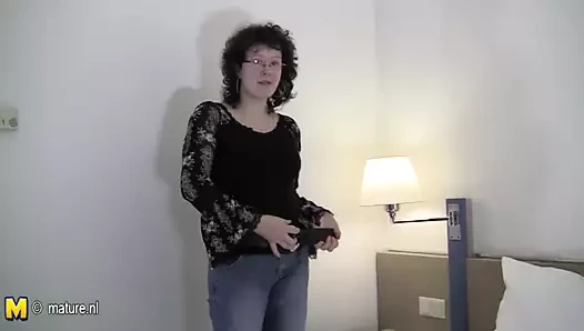 Doğal amatör anne oynama ile ona ıslak kedi