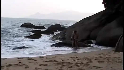 Rubia española caliente perforada en la playa y toma un facial