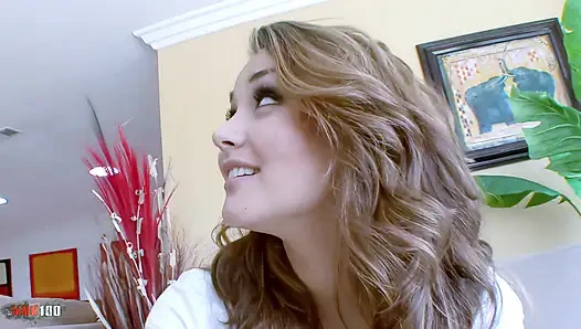 Allie haze seksi genç kız yaşlı bir sapık tarafından sikiliyor