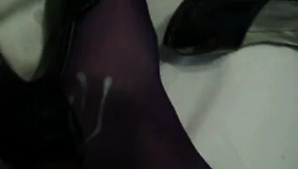 Cum üzerinde arkadaşım siyah topuklu (benim ayağımda)