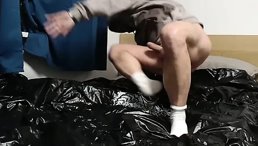 Alex sakalına ve kıyafetlerine işiyor