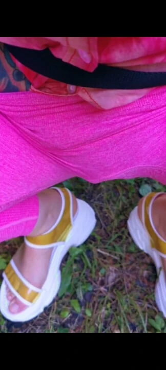 Я трахаю себя пальцами в лесу