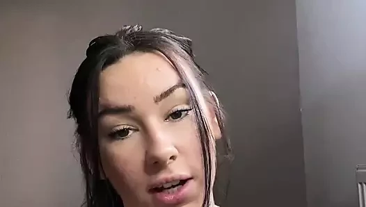 İri göğüslü İngiliz genç kız itaatkar 31 talimatı veriyor