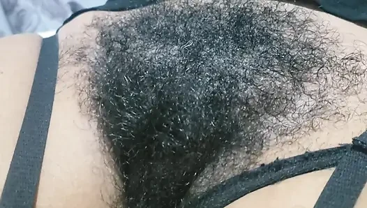 Orta yaşlı seksi kadın seksi paylaşırken orta yaşlı seksi kadın kıllı amcık