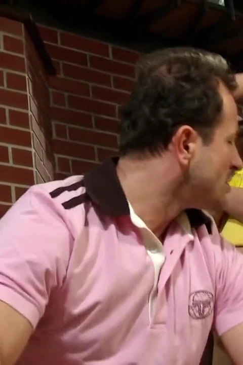 Bebek gibi kız canavar bir yarak amını esnetmeden önce parmakla sikişiyor