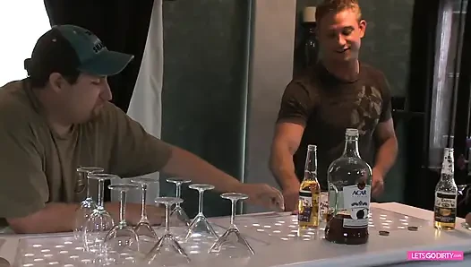 Genç delikanlının yarağı için azgın büyük memeli orta yaşlı seksi kadın
