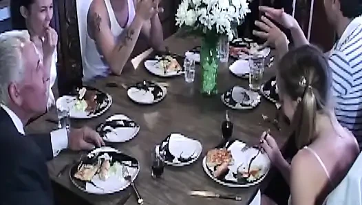 Olgun esmer orta yaşlı seksi kadın sert sikişmeden önce iki yarağa salya akıtıyor