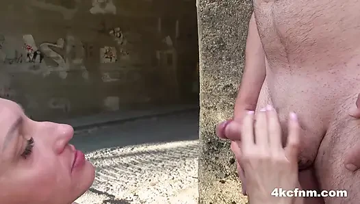 Yalnız ev hanımı 4kcfnm'de herkesin içinde yardım eli uzatıyor