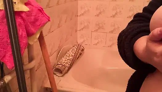 Banyoda çıplak bebek