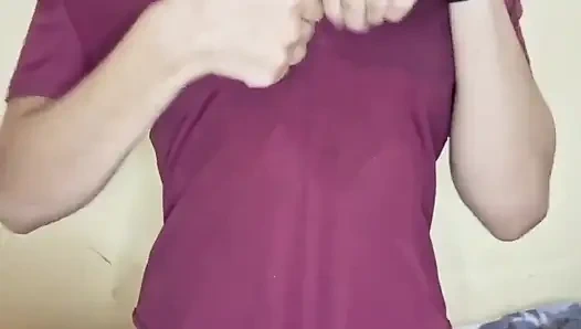 Latin kadın yatak odasında mastürbasyon yapıyor ateşli amcığını gösteriyor