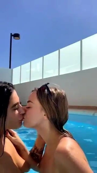 beso en la piscina