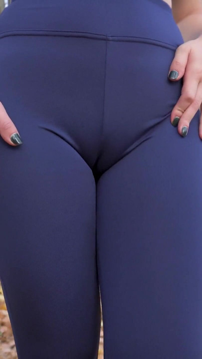 Yoga pantolonlu kız açık havada şişman amcığını azdırıyor | Klip 1