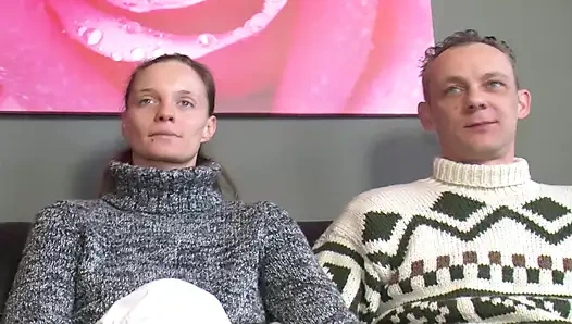 Seksi Alman genç kız ateşli üçlü grup sekste biseksüel adamla yarak paylaşıyor